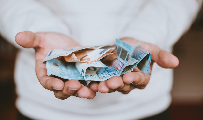 Os pesquisadores do estudo supõem que o dízimo não é bem ensinado nas igrejas. (Foto: Imagem ilustrativa/Unsplash/Christian Dubovan).