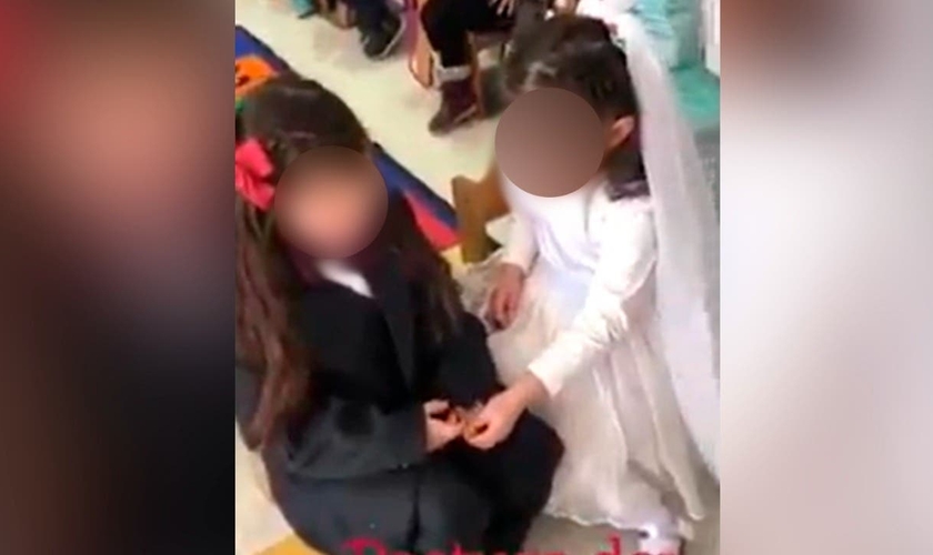 Encenação de casamento entre duas meninas, feita em escola do Chile. (Captura de tela/Instagram/Renato Vargens)