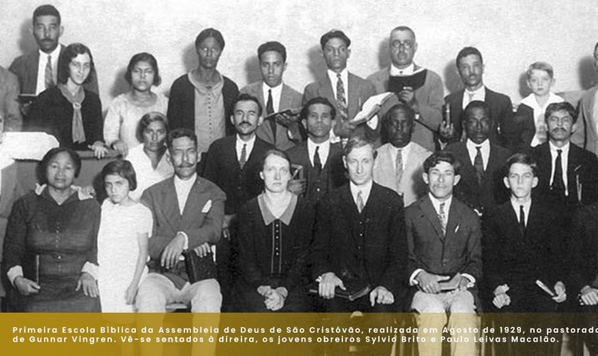 Primeira EBD na Assembleia de Deus de São Cristóvão (RJ), em agosto de 1929. Ao centro, os missionários Gunnar e Frida Vingren. (Foto: Escola Dominical/CPAD).