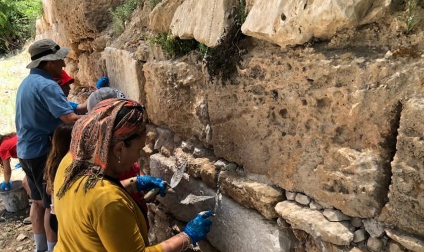 Turistas em uma escavação arqueológica em Israel (Foto: Israel Nature and Parks Authority)