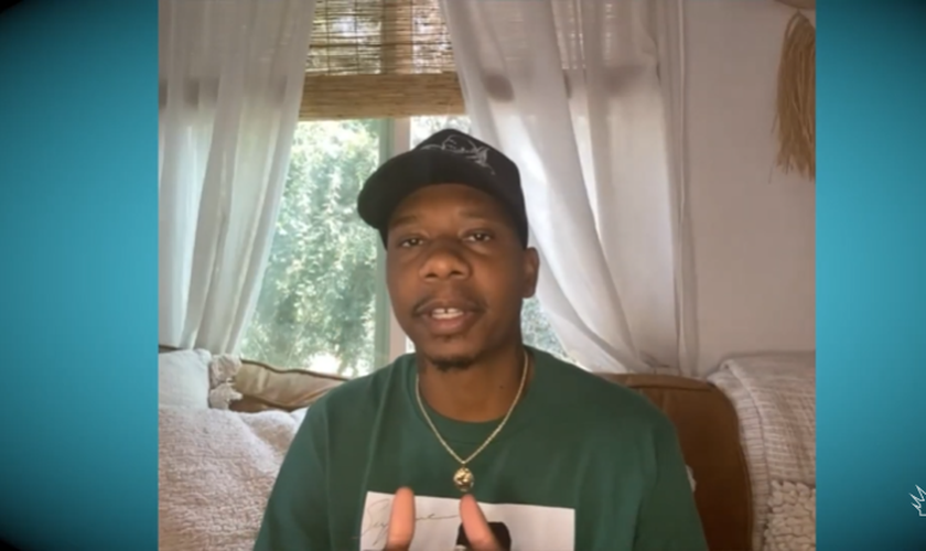 Adrien Lamont foi libertado de demônios e hoje serve a Deus como rapper cristão. (Foto: Reprodução/ YouTube/Testimony Stories).