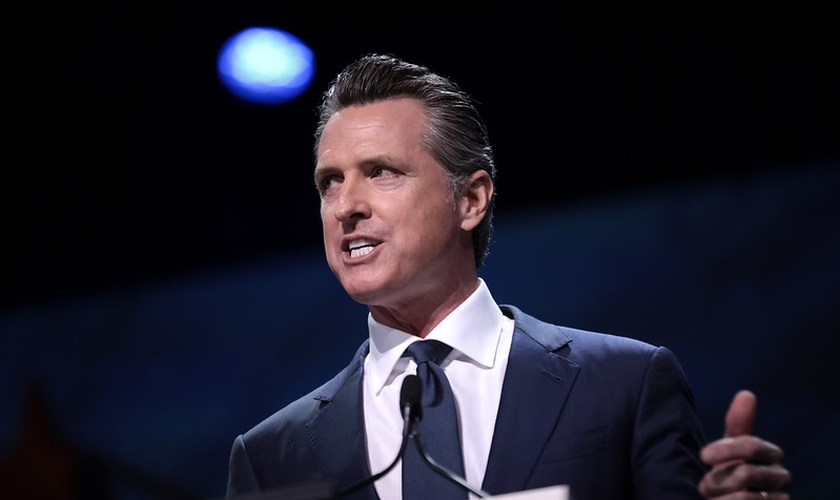 Gavin Newsom oferece aborto a mulheres de estados onde a prática é proibida. (Foto: Flickr/Gage Skidmore).