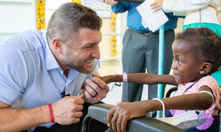 Tim Tebow, ex-jogador da NFL, leiloou seu Heisman para a caridade. (Foto: Instagram/Tim Tebow).