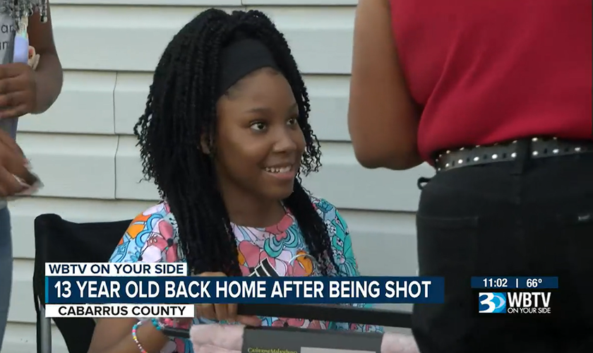 Aalayah Fulmore, de 13 anos, sobreviveu milagrosamente a uma bala perdida. (Foto: Reprodução/WBTV).