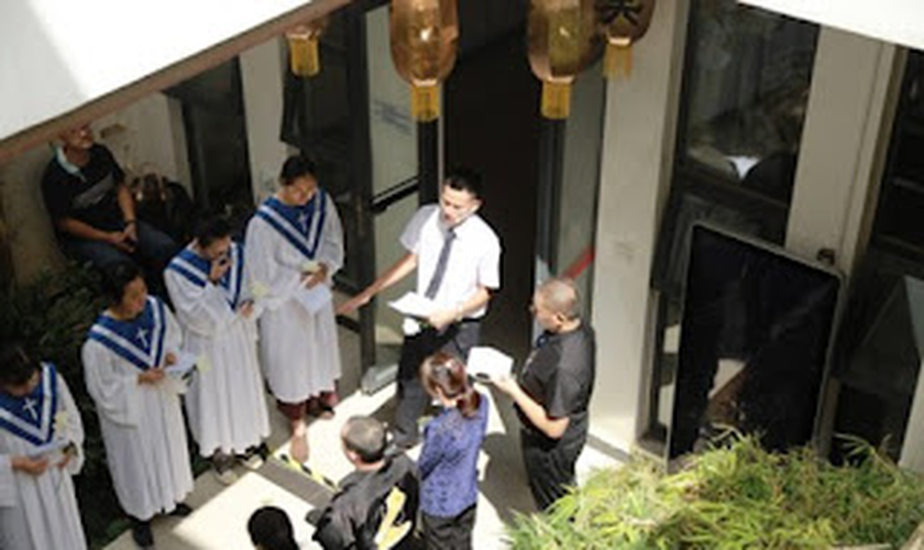 Pastor Dai Zhichao pregando no funeral. (Foto: ChinaAid)