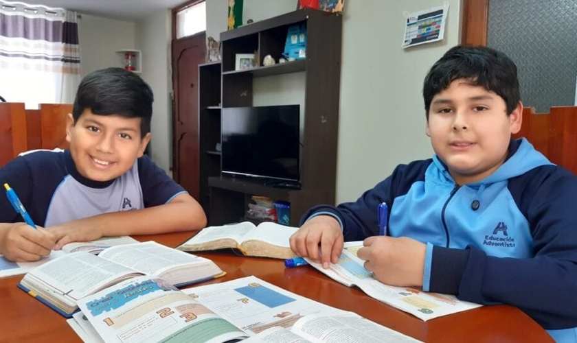 Joshua e Leandro, estudando a lição “Eu Creio”. (Foto: Reprodução/Notícias Adventistas/Emelina Ruiz)