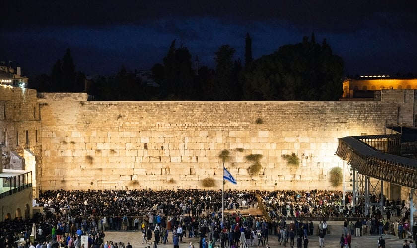 Reunião de judeus no Muro das Lamentações, em Jerusalém, Israel. (Foto: Unsplash/Sander Crombach)