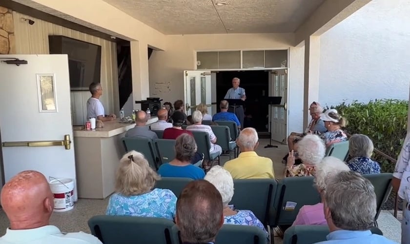 Membros da Igreja Batista do Sudoeste em Fort Myers, Flórida, adoraram em 2 de outubro de 2022, após o furacão Ian. (Foto: Reprodução/Facebook/Charles Peek)