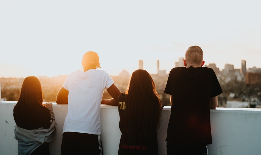 Mais da metade dos adolescentes (59%) estão abertos para aprender sobre Jesus. (Foto: Imagem ilustrativa/Unsplash/Devin Avery).