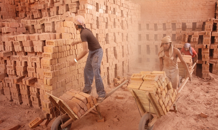 Trabalho escravo em olaria de Uttar Pradesh, Índia. (Foto: Flickr/ILO Asia-Pacific)