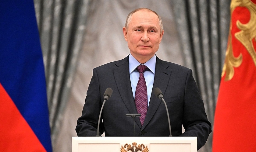 Vladimir Putin responde a perguntas da mídia sobre o reconhecimento russo das 'repúblicas populares' de Donetsk e Lugansk, em entrevista coletiva, em 22 de fevereiro de 2022. (Foto: Gabinete Executivo Presidencial da Rússia)