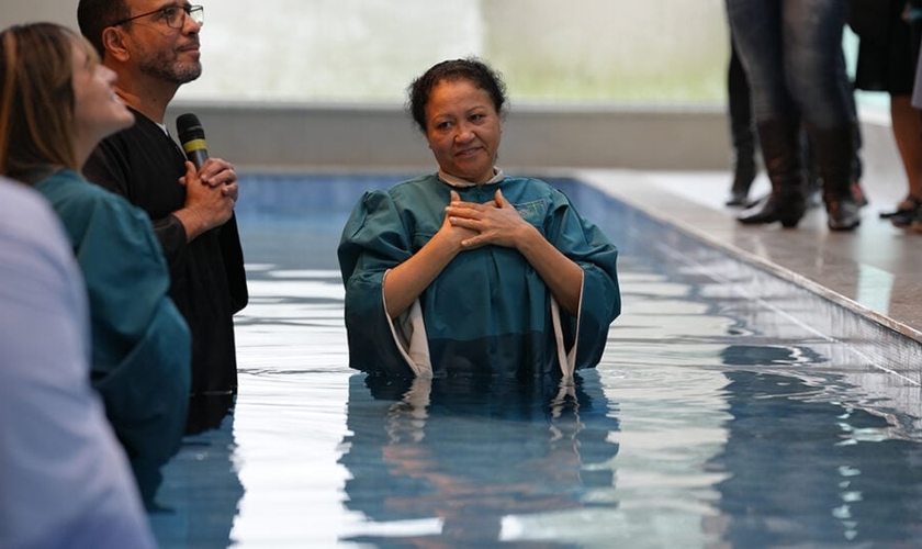 Reinalda foi batizada na Igreja Adventista do Sétimo Dia do Juvevê, em Curitiba. (Foto: Matheus Dro/ Notícias Adventistas).