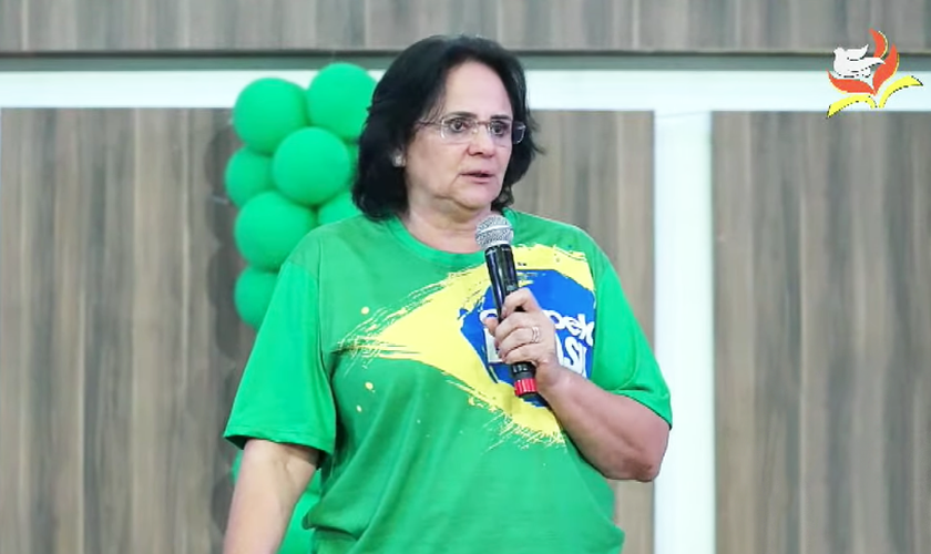 Damares Alves durante culto em Goiânia. (Foto: YouTube/AD Fama)