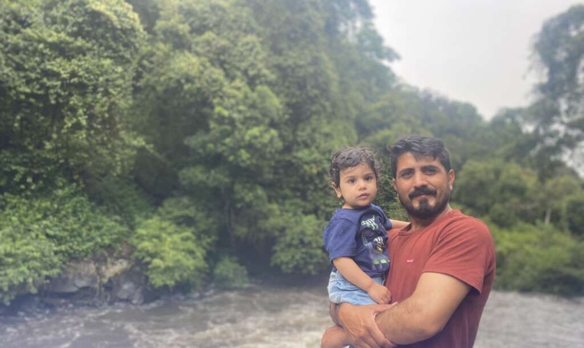 Amin e sua família se converteram após sonharem com Jesus. (Foto: Eternity News).