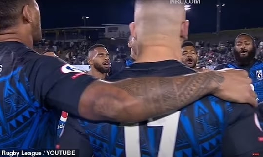 Os atletas dos times da Austrália e de Fuji se juntaram em um círculo de oração. (Foto: Reprodução/YouTube/National Rugby League).