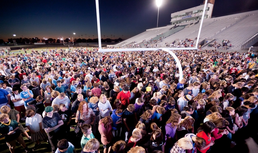 Toda semana, estudantes se reúnem para compartilharem seus testemunhos no “Campos da Fé”. (Foto: Facebook/Fields of Faith).