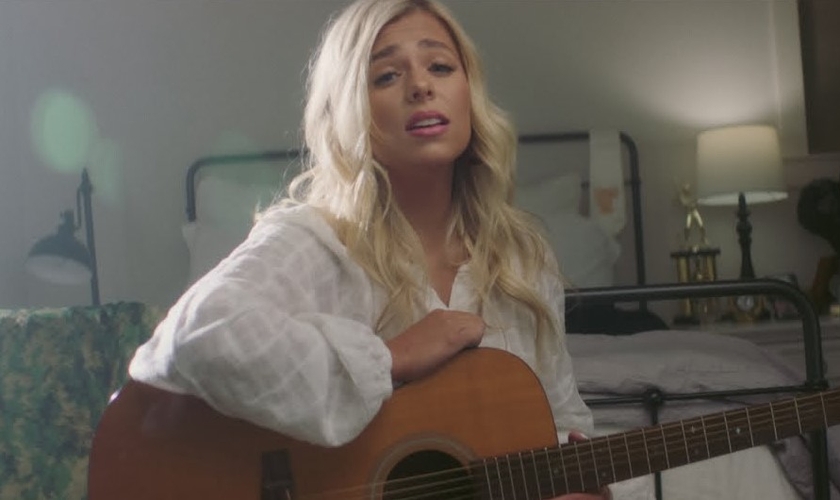 A canção de Anne Wilson foi usada por Deus para salvar uma vida. (Foto: Reprodução/YouTube/Anne Wilson).
