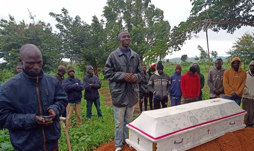 Cristãos enlutados após um ataque na Nigéria. (Foto: International Christian Concern)