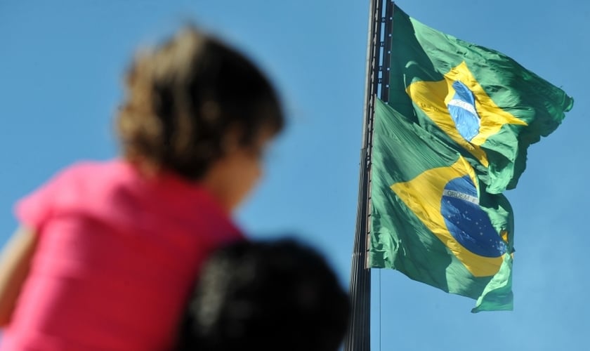 Imagem da troca da bandeira nacional, na Praça dos Três Poderes. (Foto: Fabio Pozzebom/ABr)