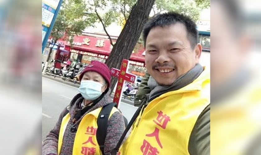 Chen e sua mãe de 80 anos foram presos por fazer evangelismo de rua. (Foto: ChinaAid)