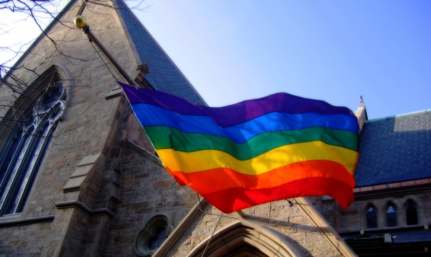 Igreja com bandeira LGBT. (Foto representativa; Flickr/Brian Talbot)