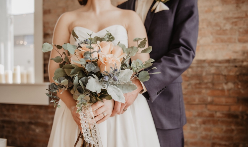O estudo “Atitudes face ao casamento e ao compromisso” entrevistou 2 mil adultos que já se casaram. (Foto: Imagem ilustrativa/Unsplash/ Olivia Bauso).
