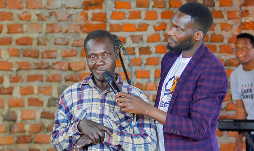 Ssalongo Lubega (à esquerda) compartilha seu testemunho na The City Church – Iganga. (Foto: Reprodução/UGCN).