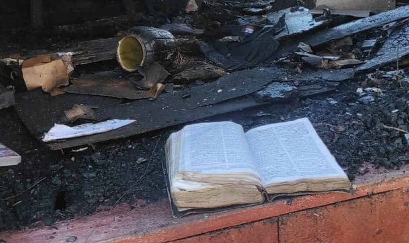 O incêndio consumiu toda a residência de madeira, os móveis e utensílios em Santa Rosa. (Foto: Arquivo pessoal/Fato Notícia).