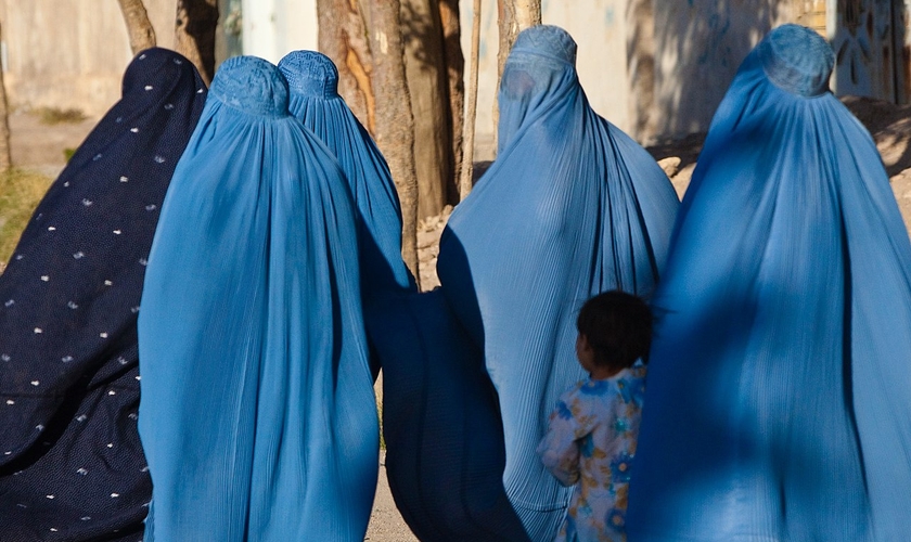 Mulheres de burca com seus filhos em Herat, Afeganistão. (Foto: Wikimedia Commons/Arnesen)