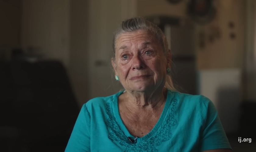Norma Thornton, de 78 anos, foi impedida de doar refeições em local público. (Foto: Reprodução/Youtube/Institute for Justice).