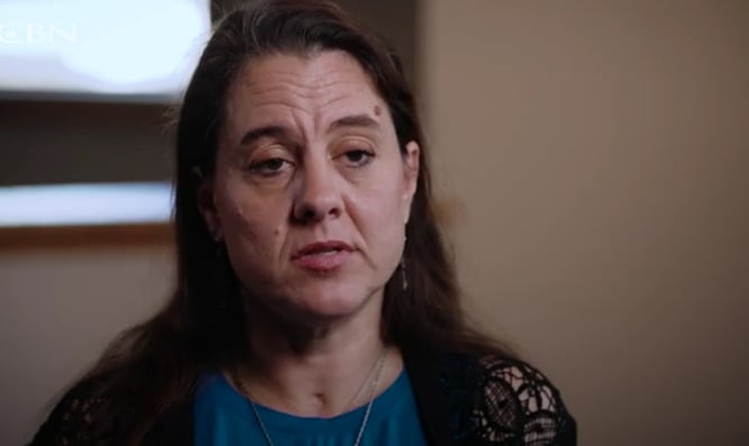 Liberty Clark conta seu testemunho de libertação. (Captura de tela/CBN News)
