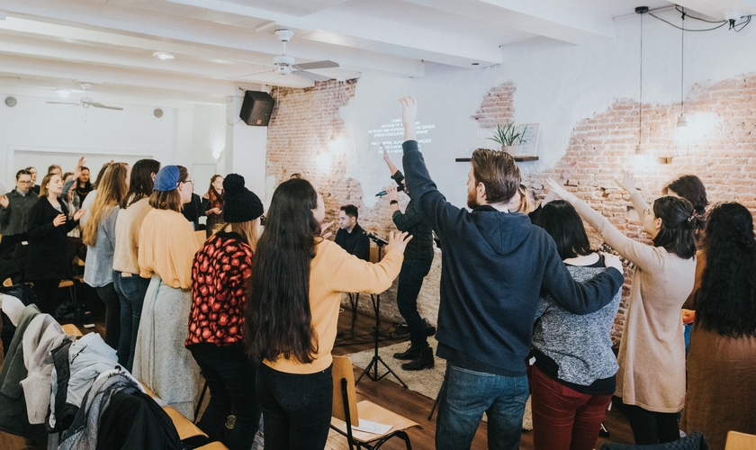 Pessoas reunidas em uma igreja. (Foto: Imagem ilustrativa/Unsplash/Sandro Gonzalez).