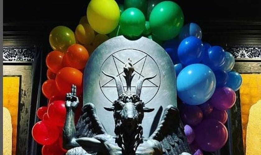 Apesar de se dizer ateu, o Templo Satânico usa a estátua do ídolo pagão Baphomet. (Foto: The Satanic Temple/Instagram)