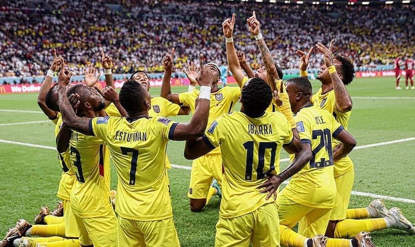 Jogadores ajoelhados no estádio Al Bayt. (Foto: Federación Ecuatoriana de Fútbol/Instagram)