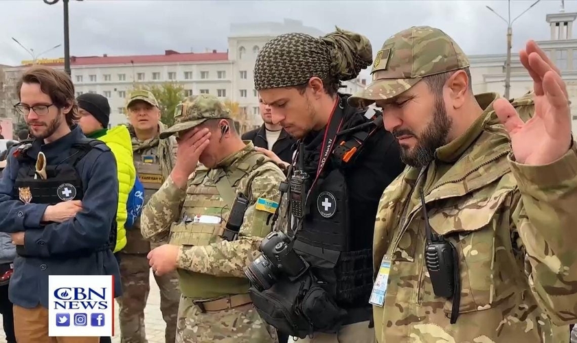 Sobreviventes ucranianos oram e agradecem a Deus pela desocupação russa na cidade de Kherson. (Foto: Captura de tela/Vídeo CBN News)