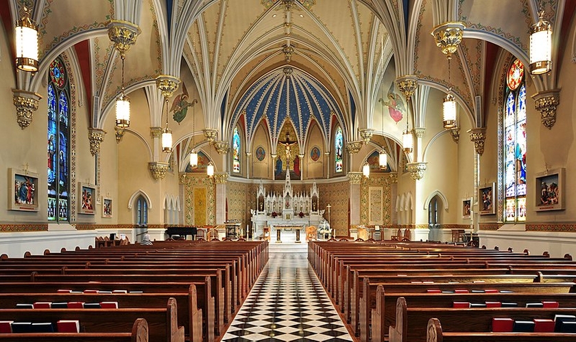 Interior da Igreja Católica de St. Andrew em Roanoke, Virgínia, EUA. (Foto: Wikipedia/Creative Commons)