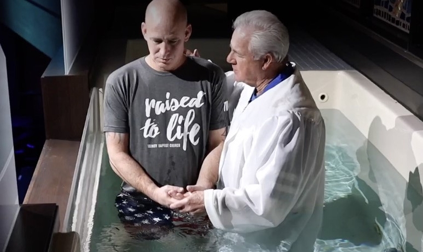 O pastor sênior Steve James realiza um batismo na Trinity Baptist Church em Lake Charles. (Foto: Reprodução/Trinity Baptist Church/BP)