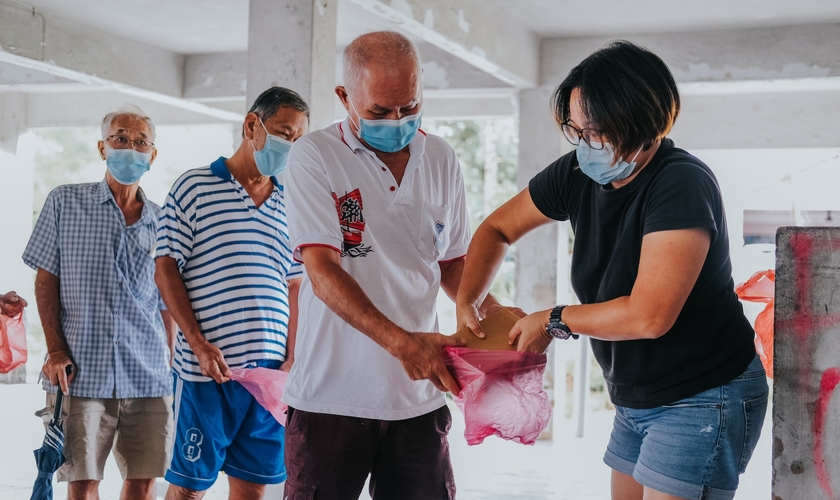 Para os crentes ativos, doar é muito importante. (Foto: Melanie Lim/Unsplash)