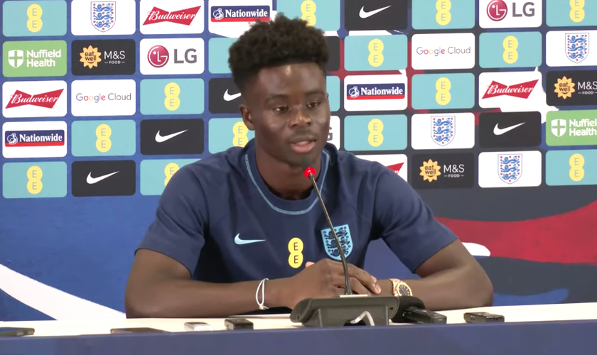 Bukayo Saka falando à imprensa no Catar. (Foto: Captura de Tela/YouTube/The Independent)