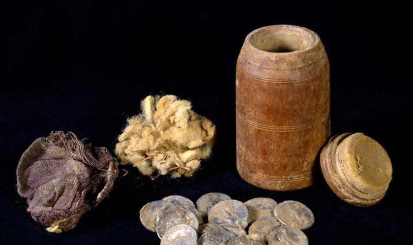 Moedas de prata encontradas dentro de um vaso de madeira no deserto da Judeia. (Foto: Dafna Gazit/Autoridade de Antiguidades de Israel)