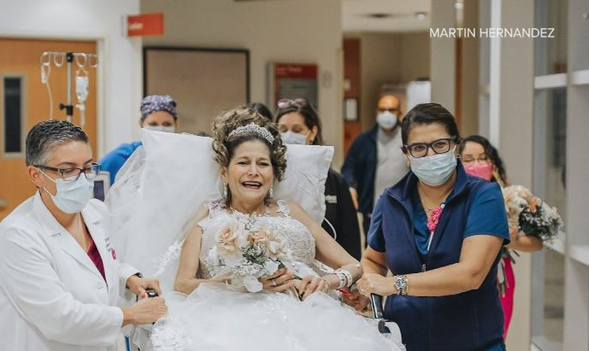 Norina e Ray Navarro se casaram em hospital nos EUA. (Fonte: Martin Hernandez/KHOU via CNN)