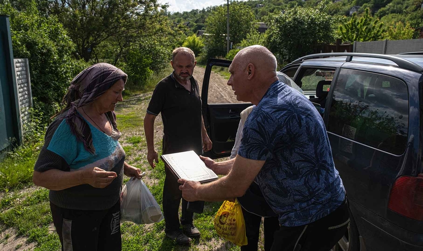 Ucranianos buscam conforto na Palavra de Deus. (Foto ilustrativa: Sociedade Bíblica UK)