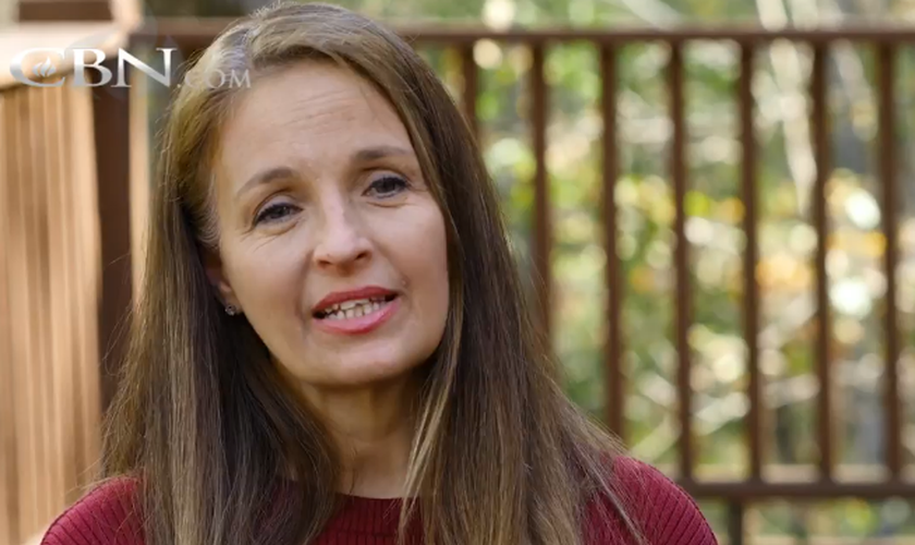 Angie testemunha o milagre de sua recuperação. (Captura de tela/CBN News)