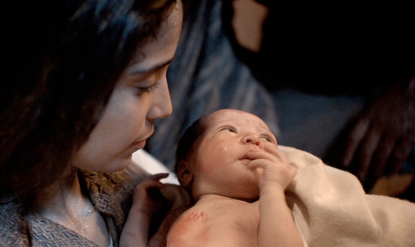 Cena representativa de Maria com seu filho Jesus, ainda bebê. (Foto: FreeBible)