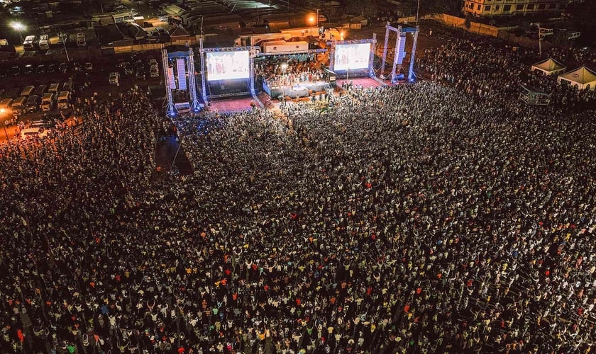 Campanha evangelística em Gana reúne multidão. (Foto: CfaN Europe)