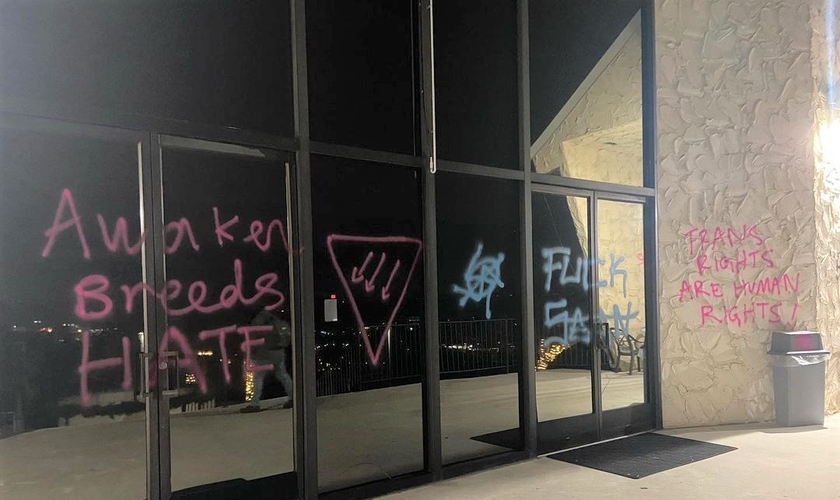 O prédio da City View Church,em San Diego, foi pichado com palavras de ódio. (Foto: Instagram/Sean Feucht).