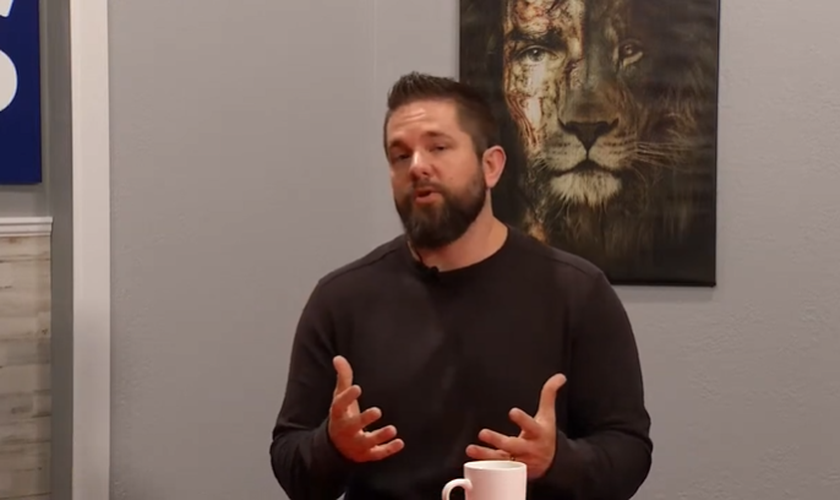 Viciado em drogas e álcool, Rick Scadden se reconciliou com Deus. (Foto: Reprodução/ YouTube/Colorado Prays).