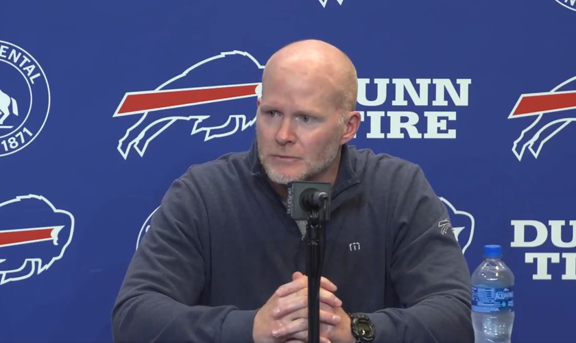 Sean McDermott louvou a Deus pela melhora de saúde de Damar Hamlin. (Foto: Reprodução/Twitter/Buffalo Bills).