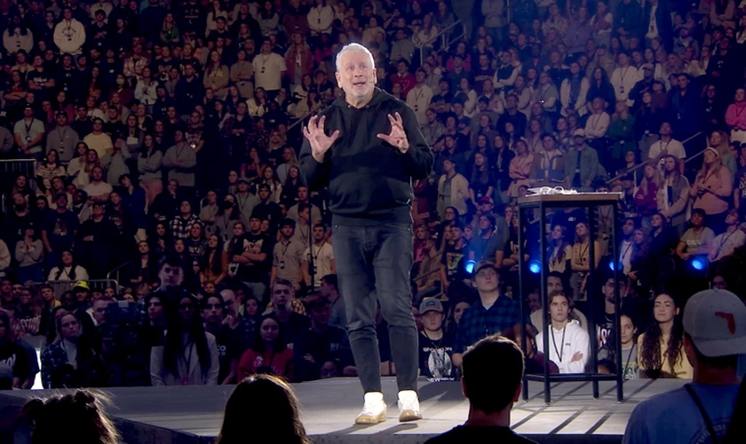 Louie Giglio incentivou a juventude cristã a “guardar seu tempo” para Deus, na Conferência Passion 2023. (Foto: Captura de tela/Passion 2023).