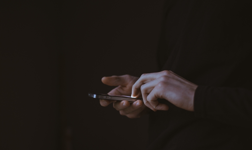 O estudo revelou que 12 anos é a idade média da primeira exposição à pornografia. (Foto: Imagem ilustrativa/Unsplash/Gilles Lambert).